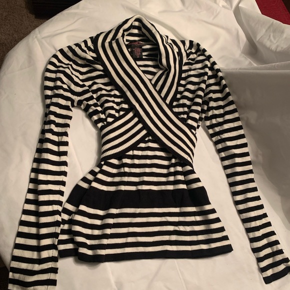 Shape FX Sweaters - [NEW] Shape FX Black/White Striped Crossover Top in M - Super Flattering